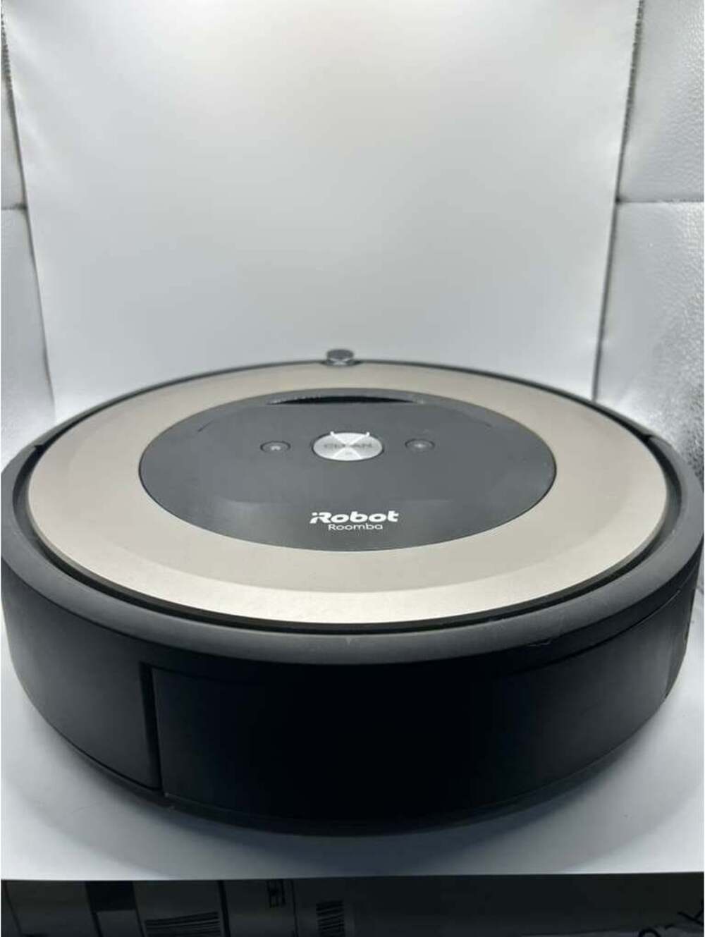 iRobot Roomba e6 Robot Vacuum FOR PARTS/REPAIR AS-IS
